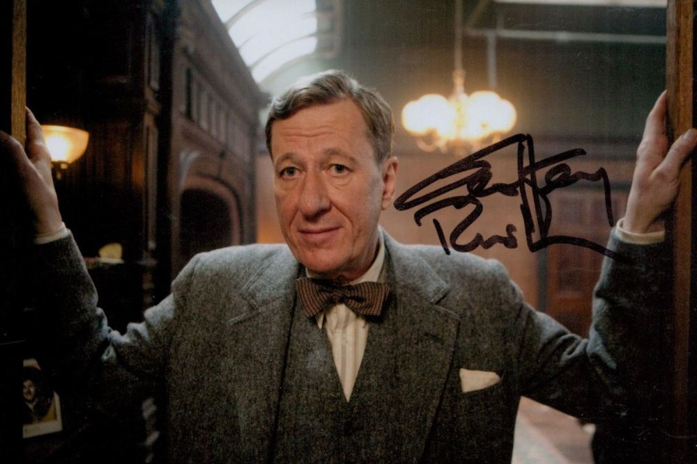 Lot 287: Geoffrey Rush signed 6x4inch colour photo. Australian actor....