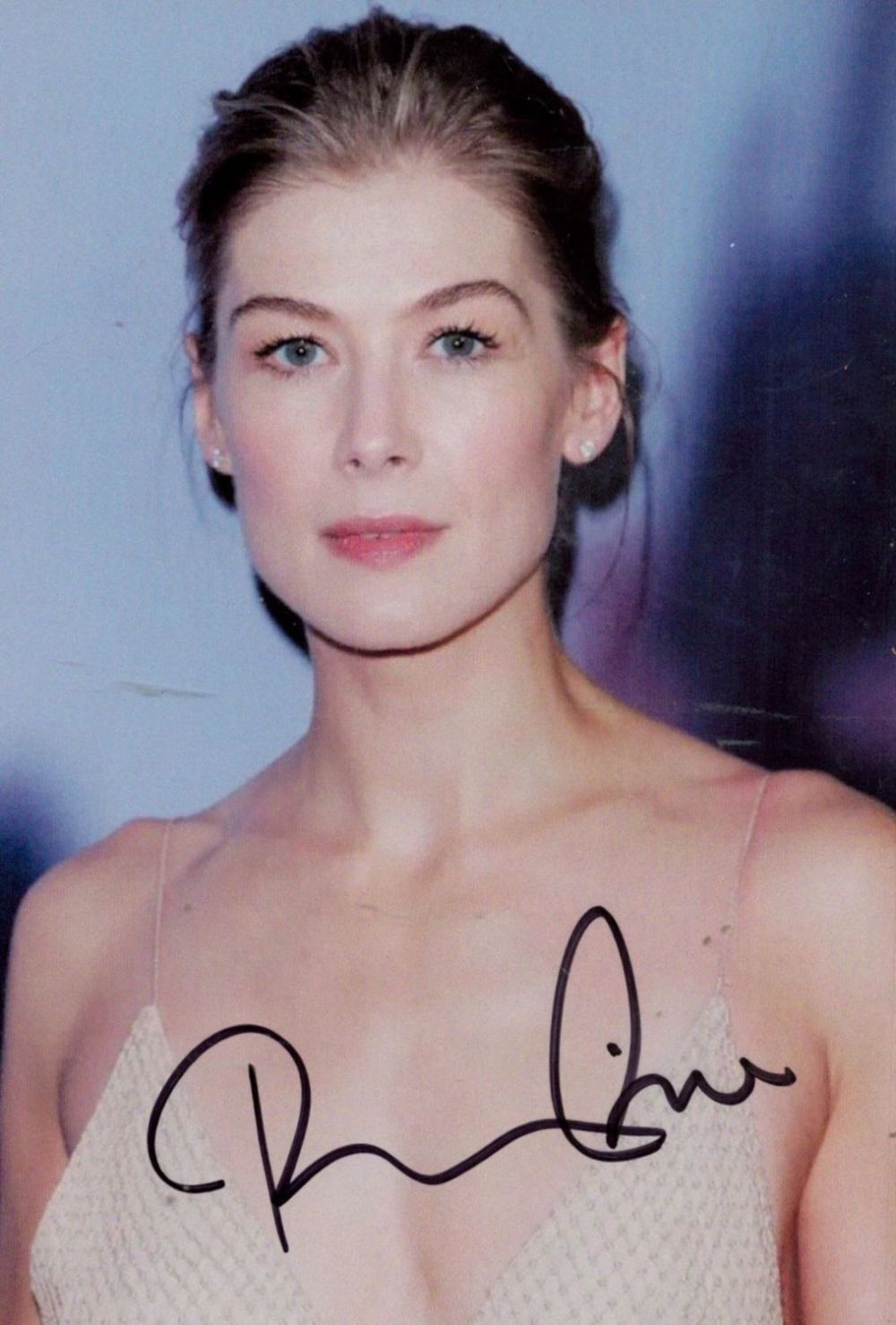Lot 123: Rosamund Pike signed 6x4 inch colour photo. Good...