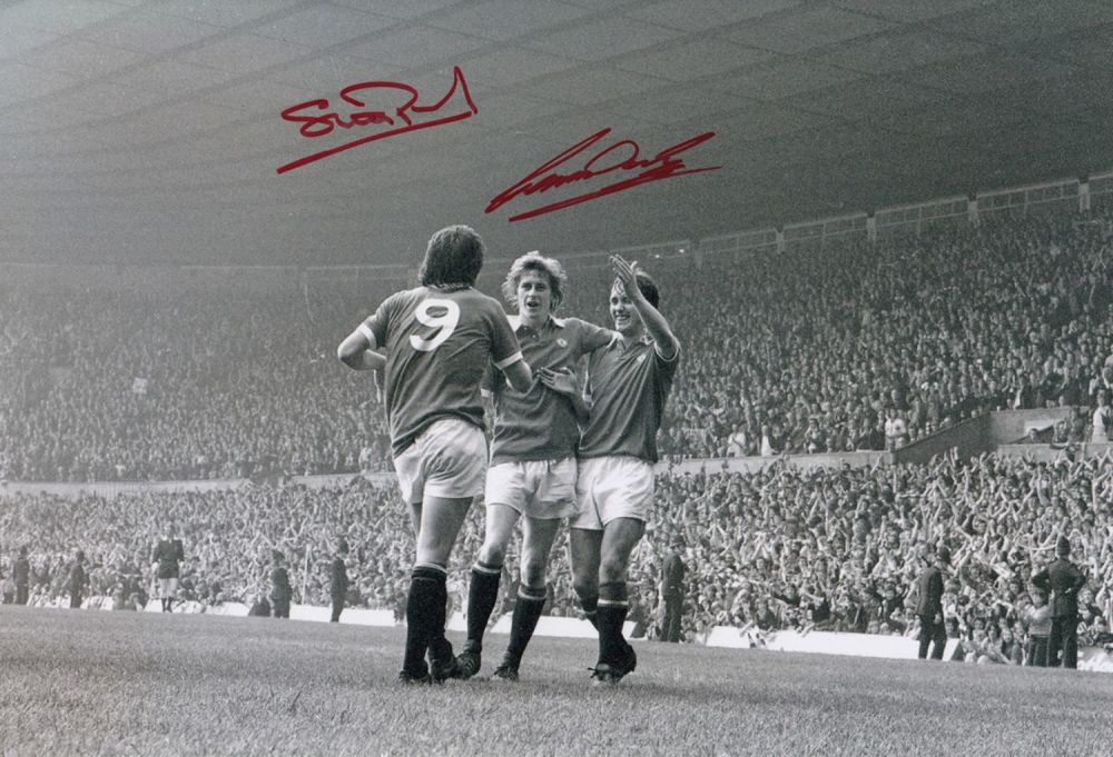 Lot 216: Autographed Man United 12 X 8 Photo :...