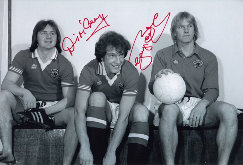 Lot 217: Autographed Man United 12 X 8 Photo :...