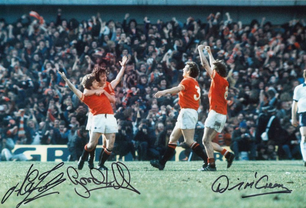Lot 218: Autographed Man United 12 X 8 Photo :...