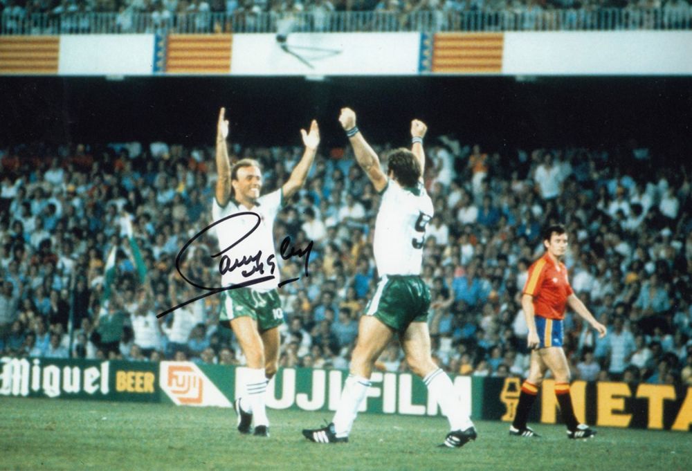 Lot 219: Autographed Sammy Mcilroy 12 X 8 Photo :...