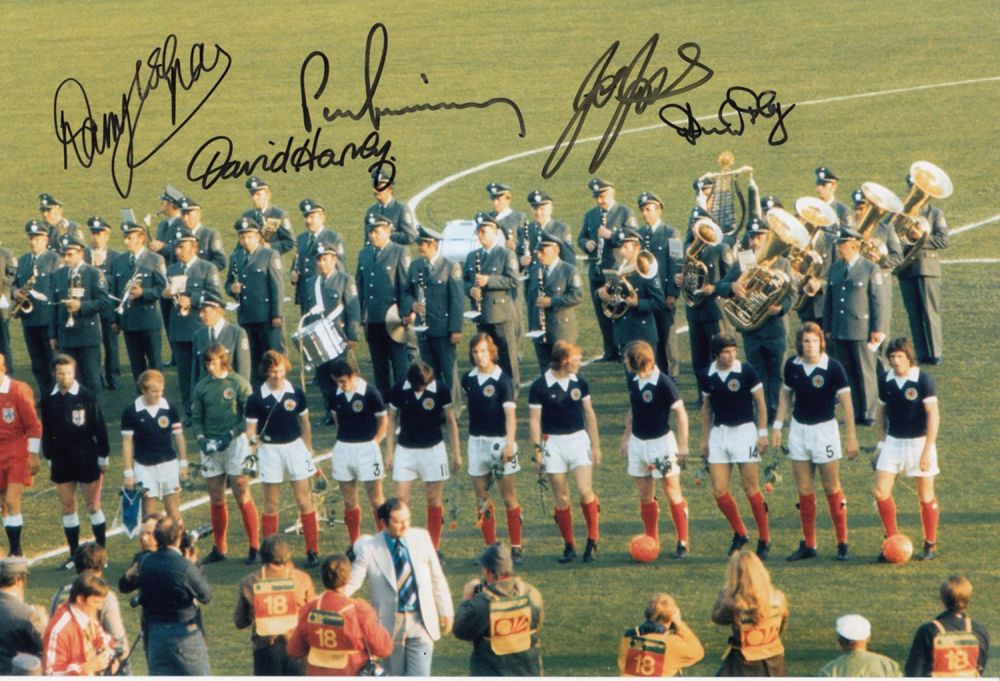Lot 221: Autographed Scotland 12 X 8 Photo : Col,...