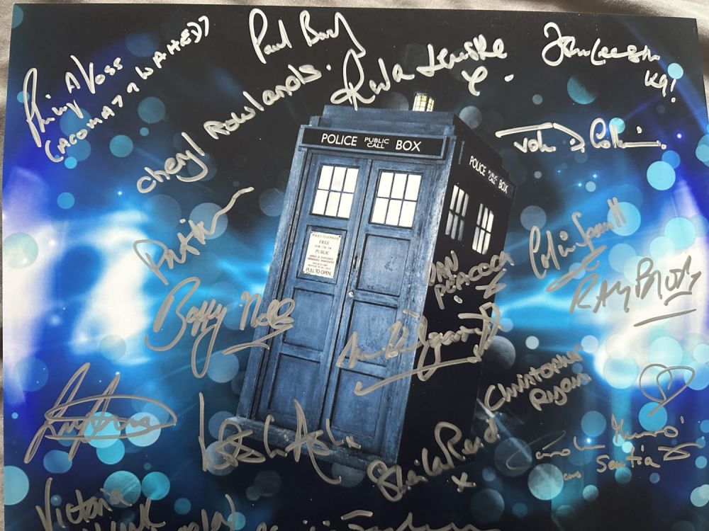 Lot 556: Doctor Who 14x11 inch photo signed by Leslie...