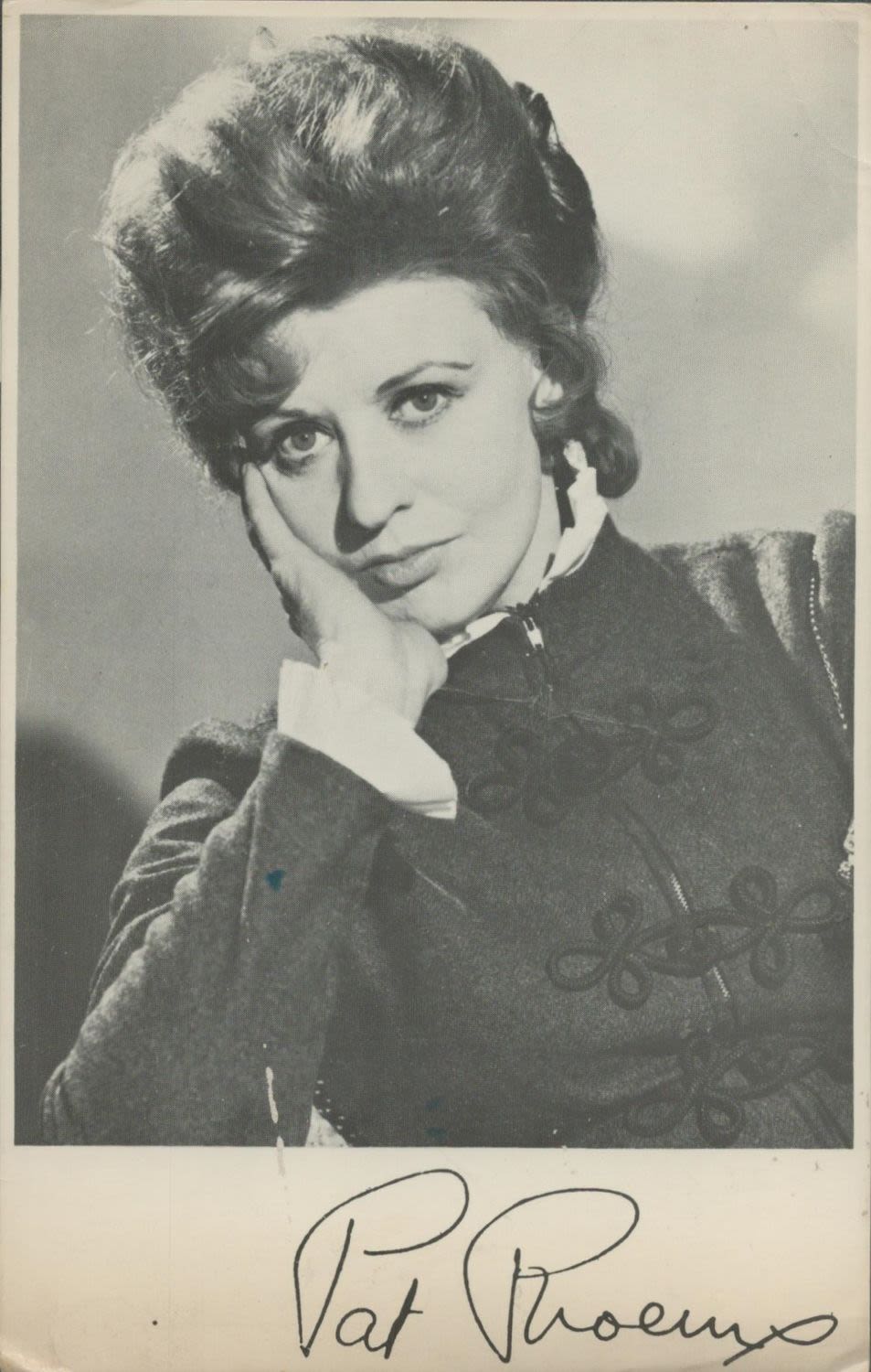 Lot 136: Pat Phoenix signed vintage black & white photo...