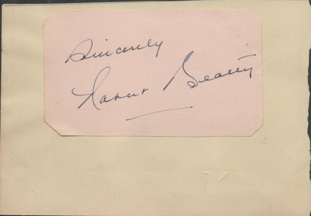 Lot 268: Robert Beatty signed autograph cut out fix onto...