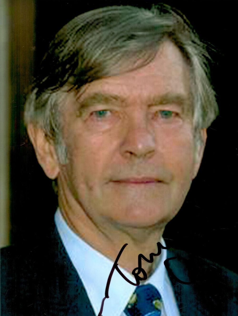 Lot 337: Tom Courtenay signed 6x8 colour photo. Good condition....