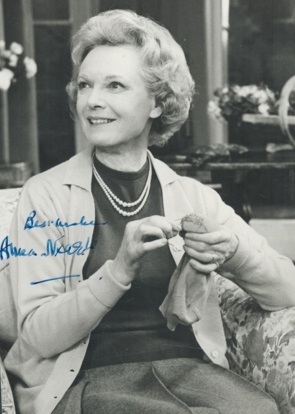 Lot 448: Anna Neagle signed 8x6 vintage black and white...
