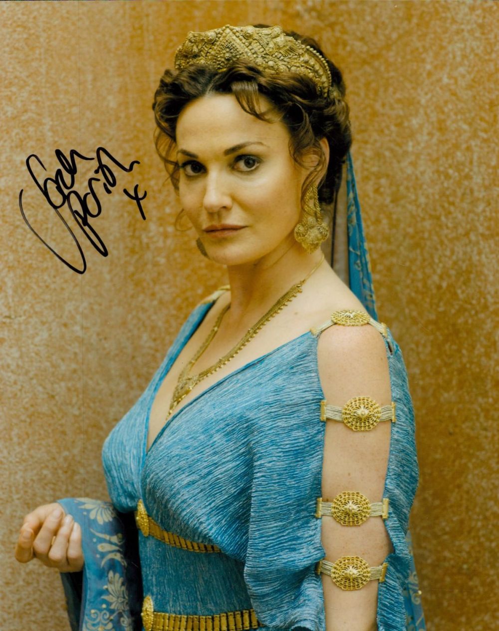 Lot 484: Sarah Parish signed 10x8 inch colour photo. Good...