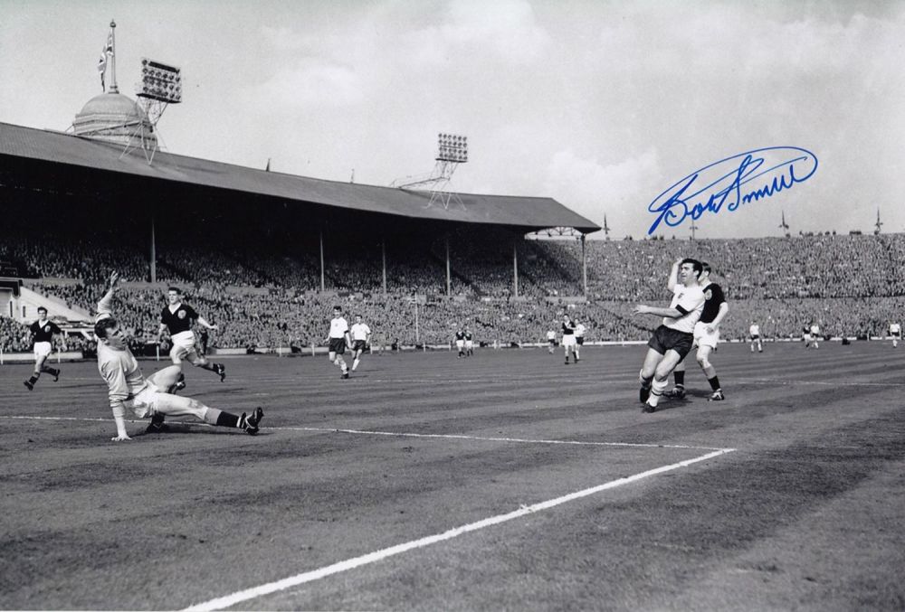 Lot 215: Autographed BOBBY SMITH 12 x 8 Photograph :...