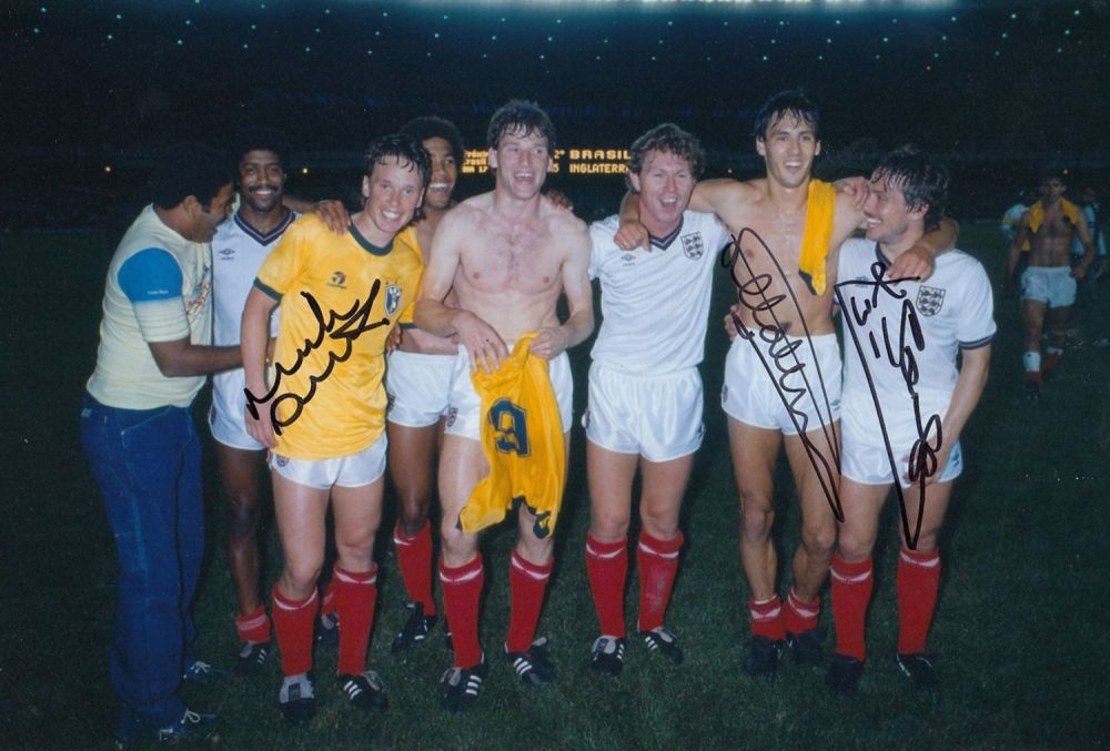 Lot 217: Autographed ENGLAND 12 x 8 Photograph : Col,...
