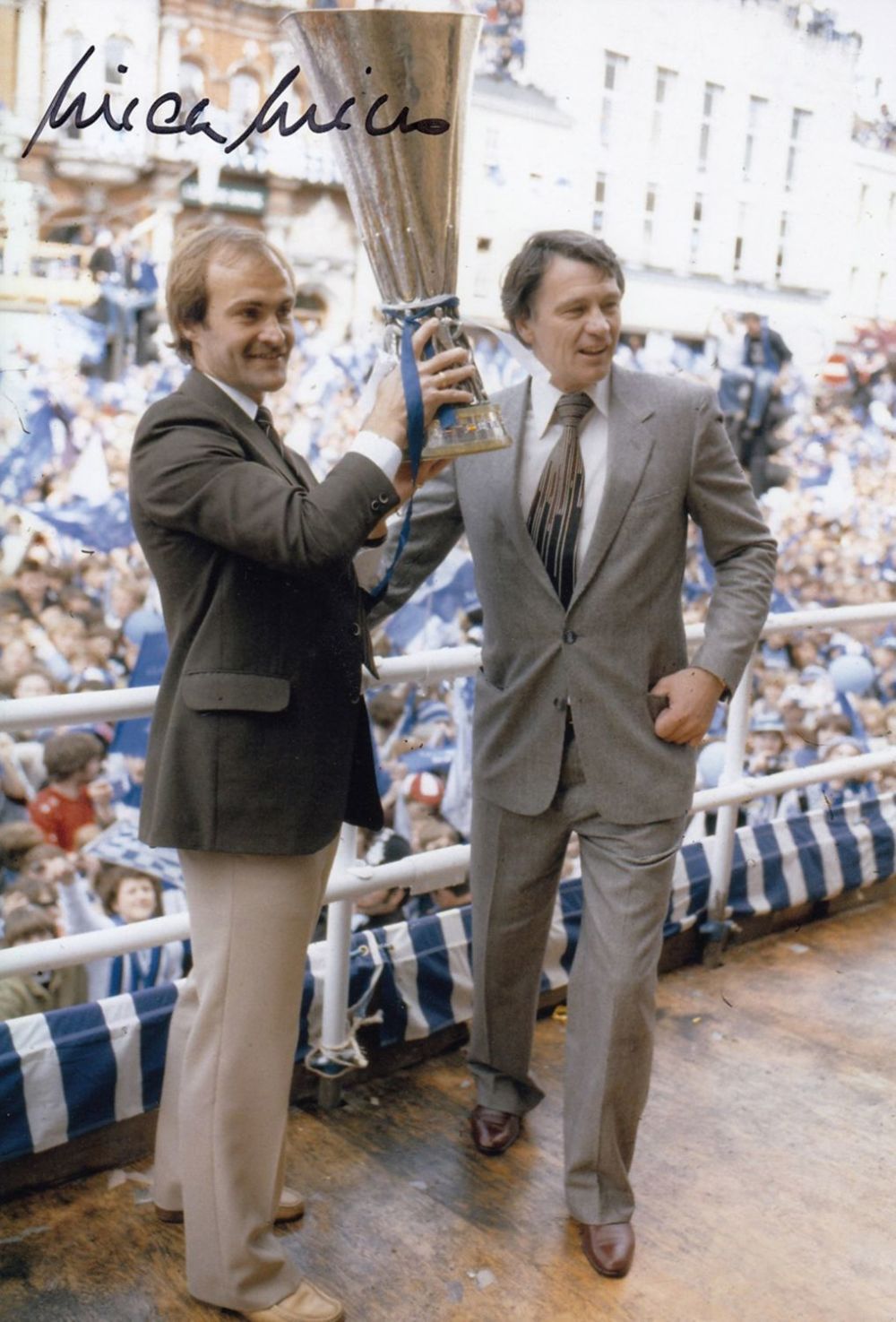 Lot 225: Autographed MICK MILLS 12 x 8 Photograph :...