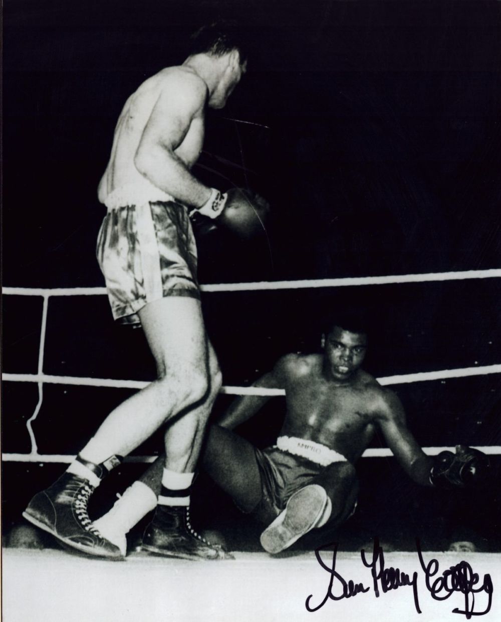 Lot 319: Sir Henry Cooper signed 10x8 inch black and...