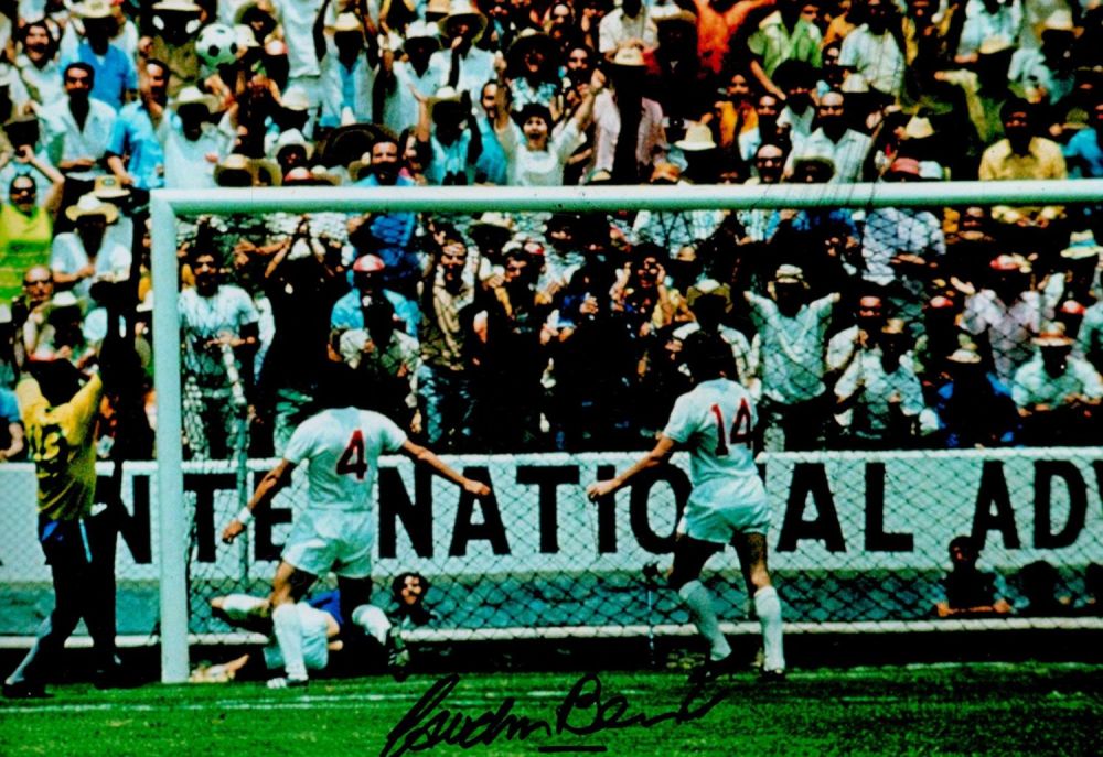 Lot 587: Football Gordon Banks signed 12x8 inch colour photo...