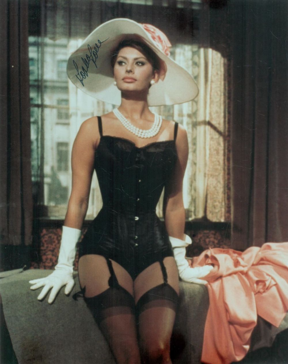 Lot 52: Sophia Loren signed 10x8 inch colour photo. Good...