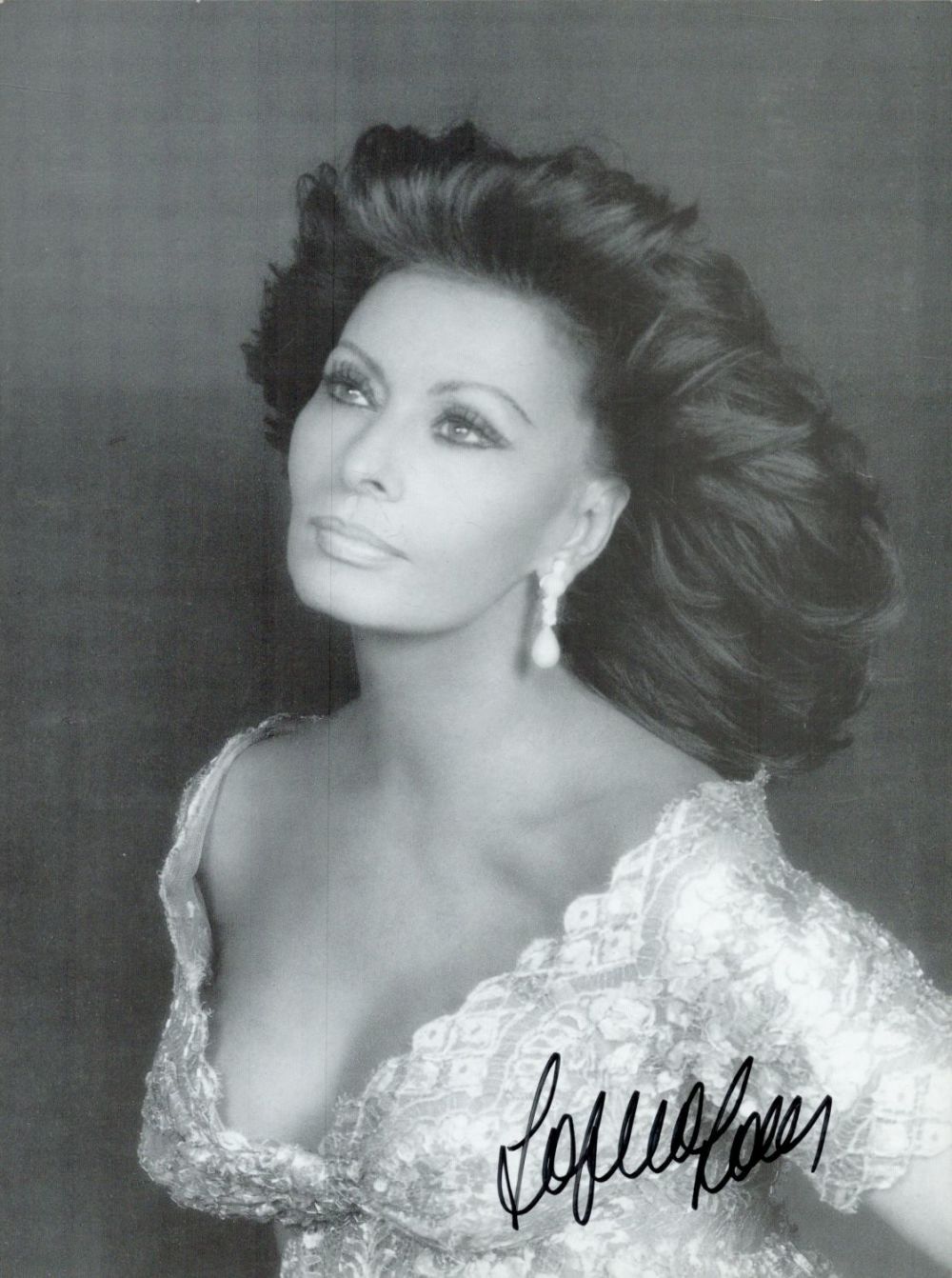 Lot 128: Sophia Loren signed 9.5x7 inch black and white...