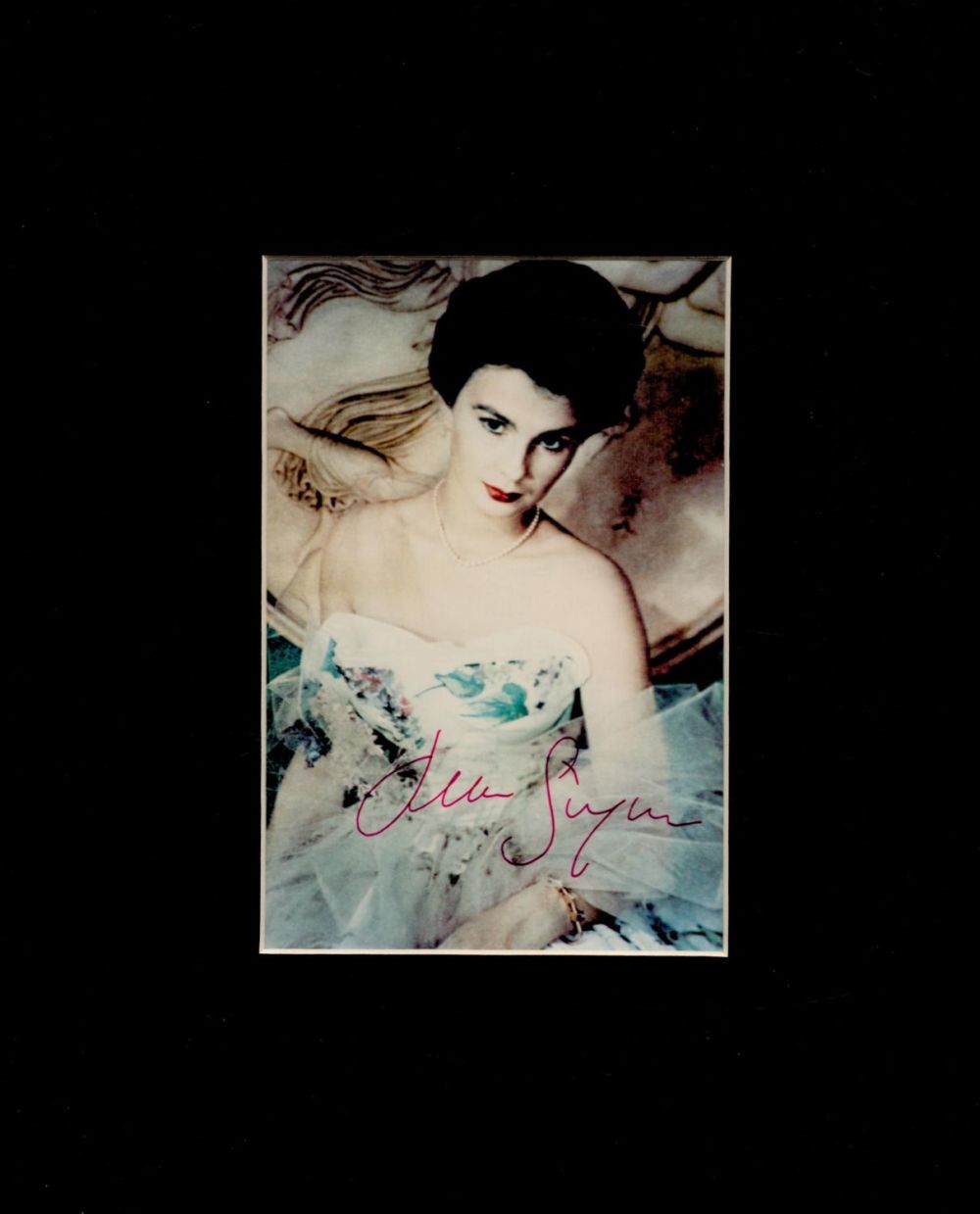 Lot 211: Jean Simmons signed colour photo in 10x8 inch...