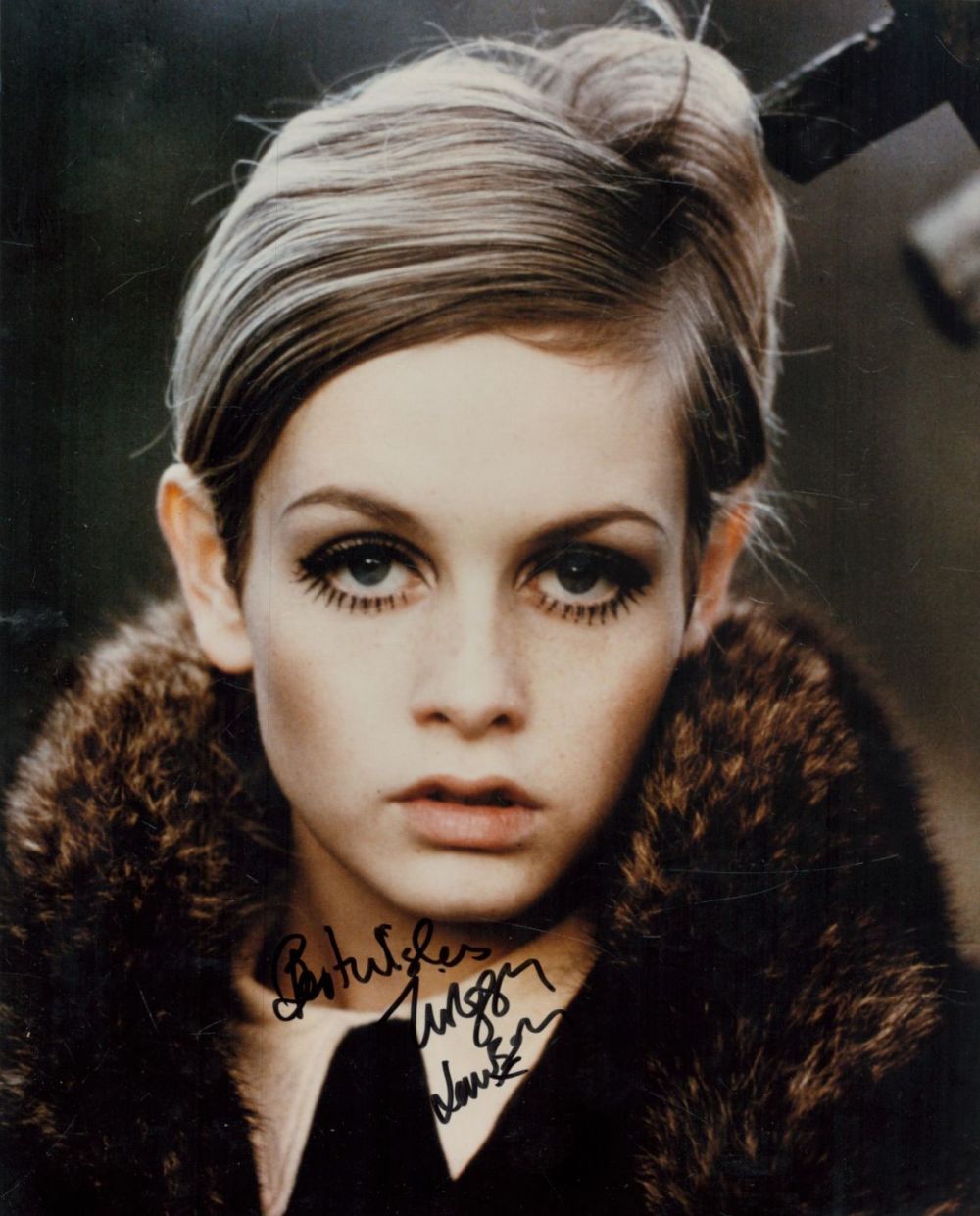 Lot 134: Twiggy Lawson signed 10x8 inch colour photo. Good...