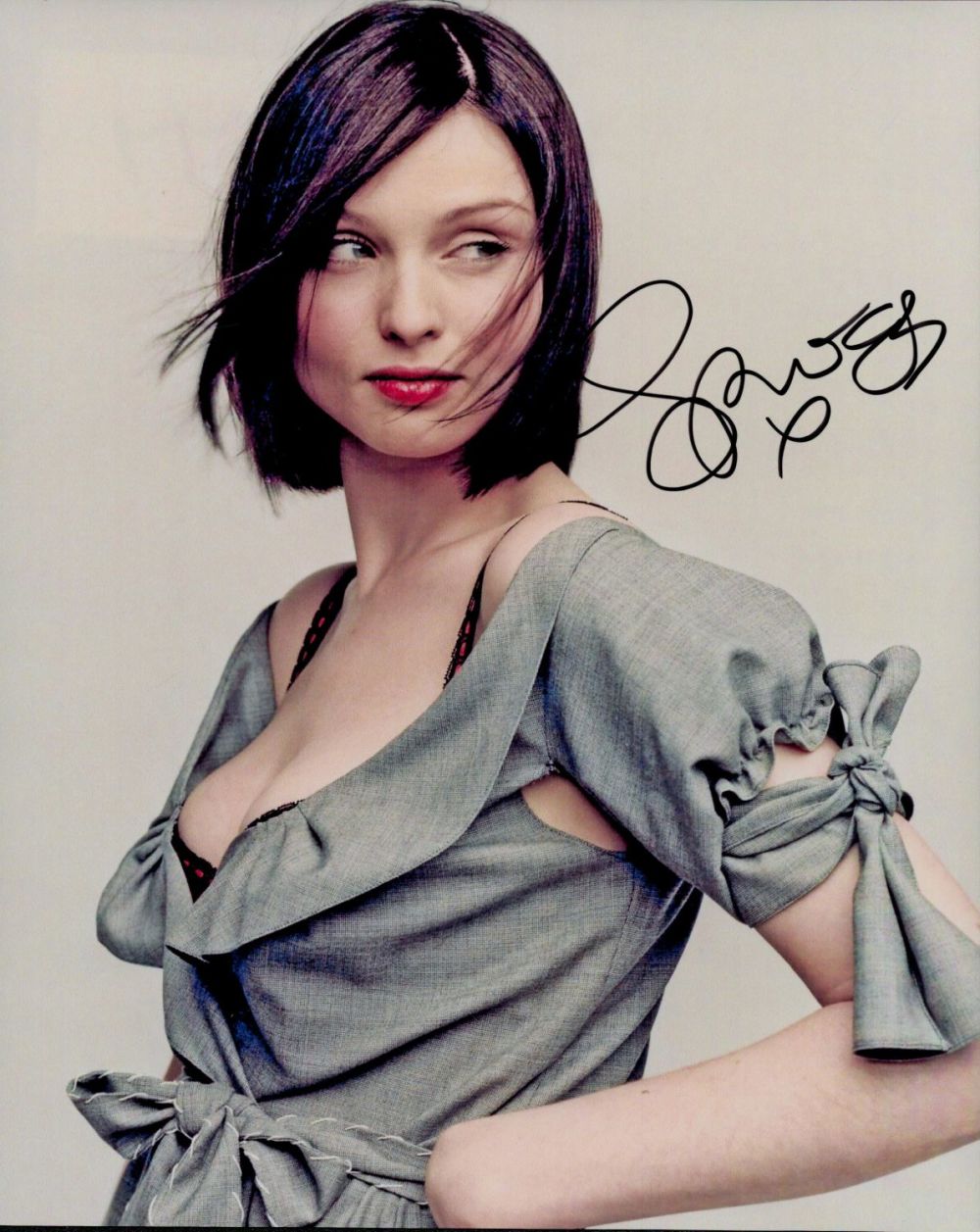 Lot 77: Sophie Ellis Bextor signed 10x8 inch colour photo....
