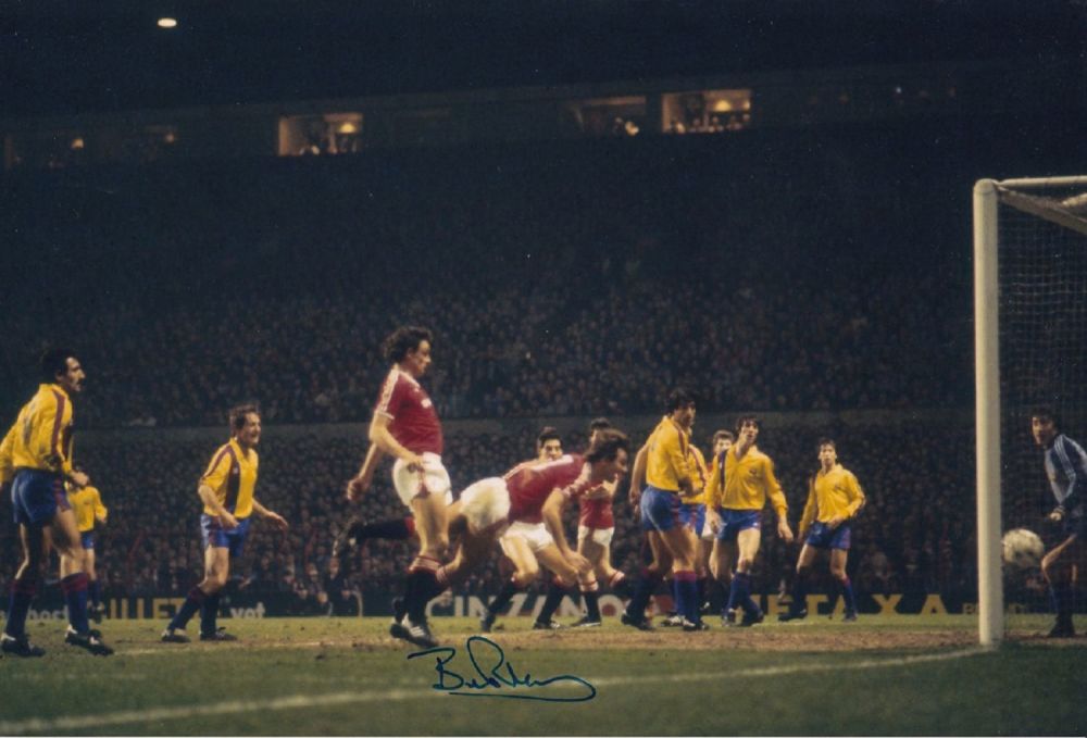 Lot 318: Autographed BRYAN ROBSON 12 x 8 Photo :...