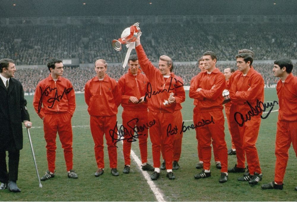 Lot 322: Autographed MAN UNITED 12 x 8 Photo :...