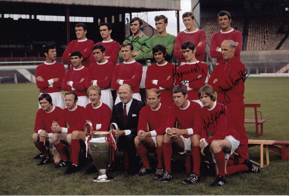 Lot 323: Autographed MAN UNITED 12 x 8 Photo :...