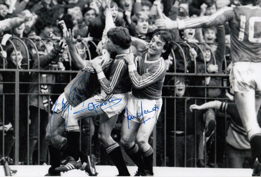 Lot 325: Autographed MAN UNITED 12 x 8 Photo :...
