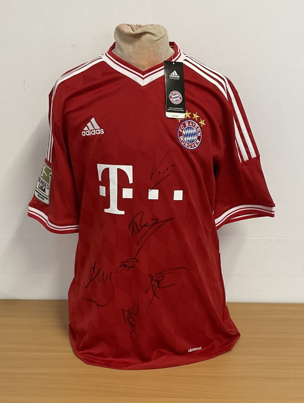 Lot 381: Bayern Munich signed adidas signed football shirt size...