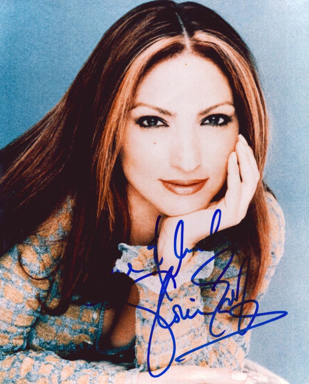 Lot 655: Gloria Estefan signed 10x8 inch colour photo. Good...