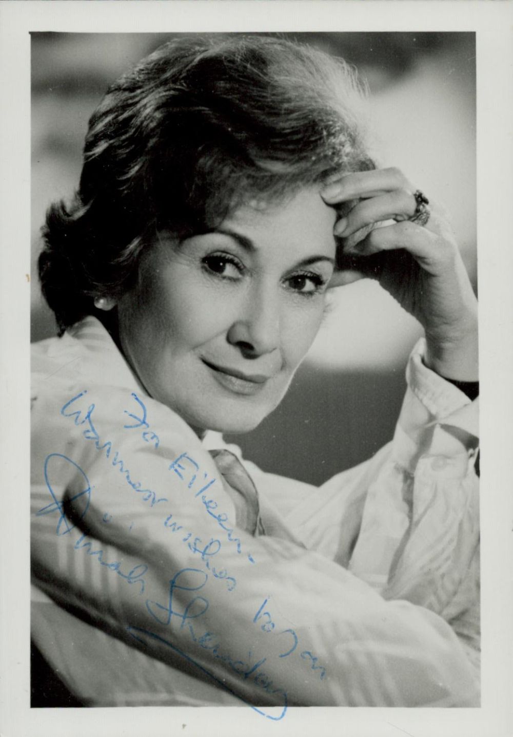 Lot 292: Dinah Sheridan signed 6x4inch black and white photo....