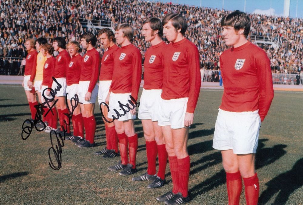 Lot 300: Autographed ENGLAND 12 x 8 Photo : Col,...