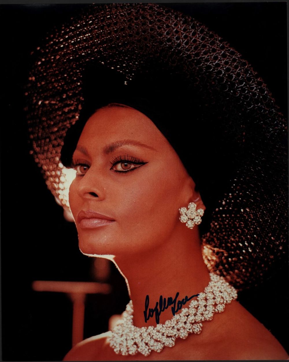 Lot 254: SOPHIA LOREN Actress signed 8x10 Photo. Good Condition....