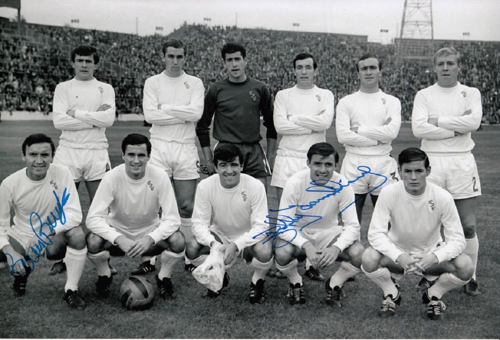 Lot 353: Autographed Chelsea 12 x 8 photo : b/w,...