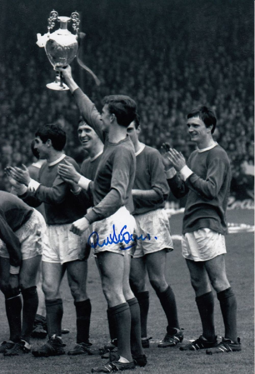 Lot 361: Autographed Alex stepney 12 x 8 photo :...