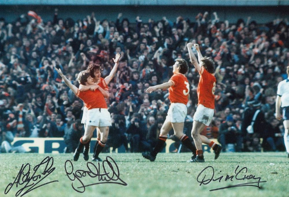 Lot 362: Autographed man united 12 x 8 photo :...