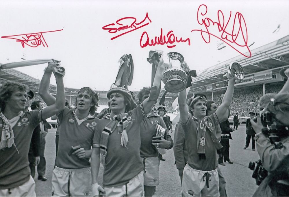 Lot 363: Autographed man united 12 x 8 photo :...