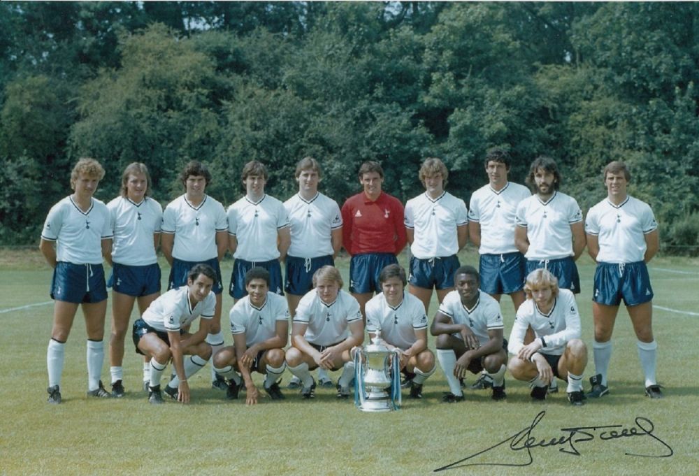 Lot 369: Autographed Ricky villa 12 x 8 photo :...
