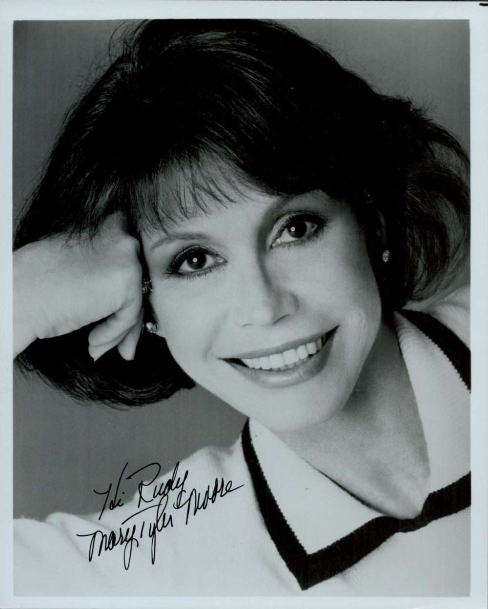 Lot 412: Mary Tyler Moore signed 10x8" black and white...