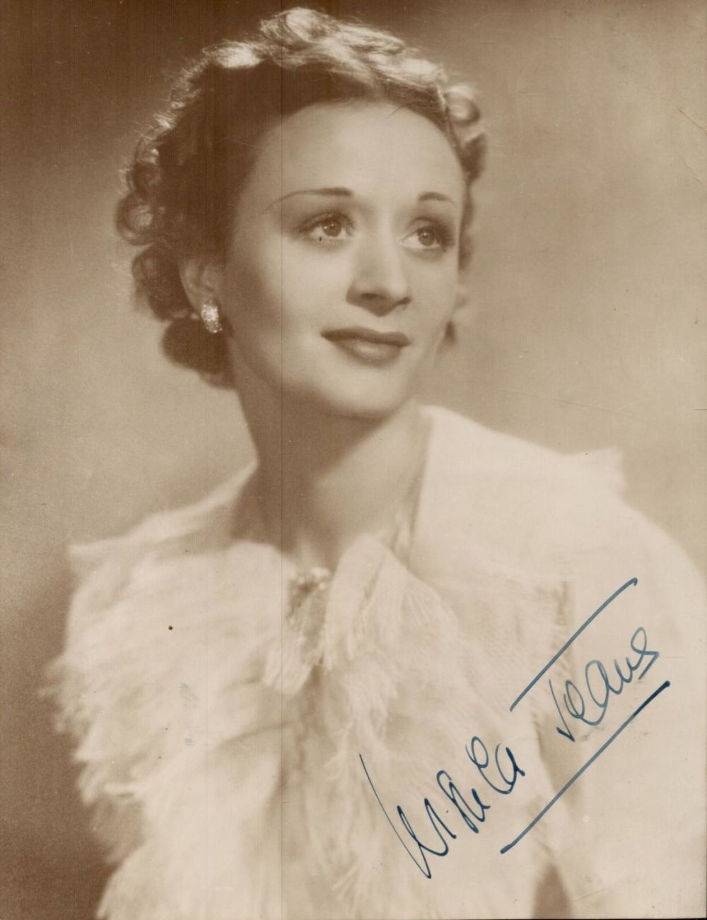 Lot 477: Isabel Jeans signed Sepia Colour Photo 7x5.25 Inch....