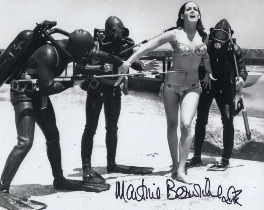 Lot 661: 007 James Bond movie Thunderball 8x10 inch photo...