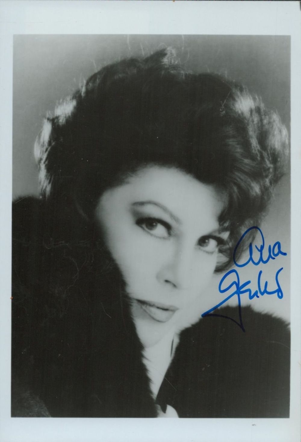 Lot 571: Ava Gardner signed Black and White Photo 7x5...