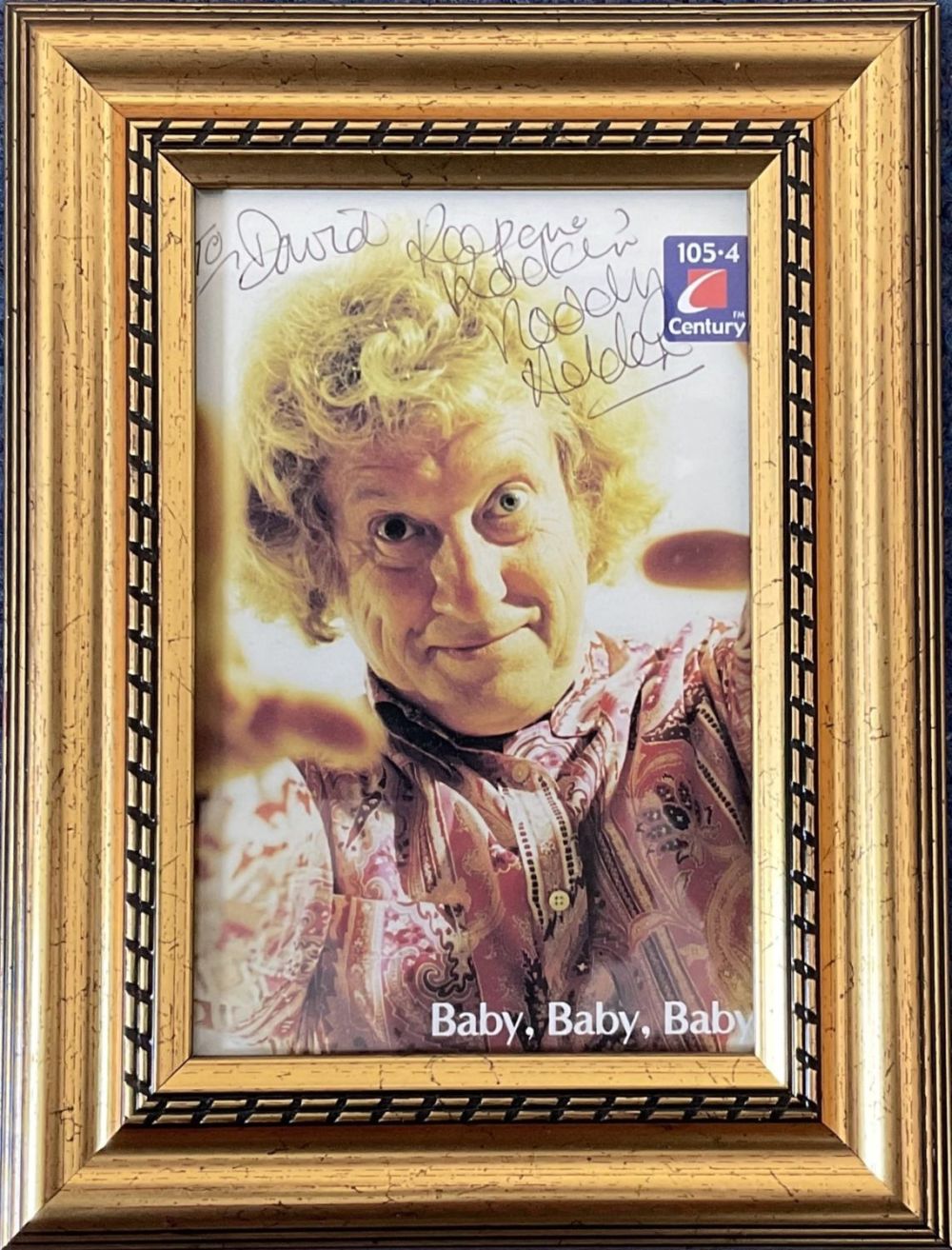 Lot 685: Noddy Holder signed colour photo. Dedicated. Framed to...