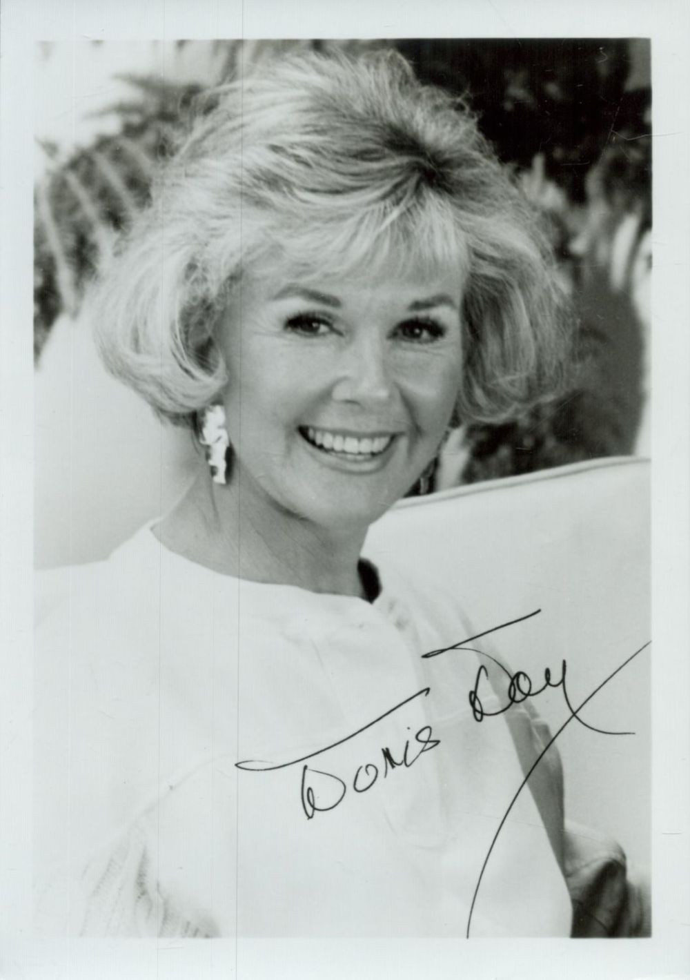 Lot 264: Doris Day signed 7x5 inch black and white...