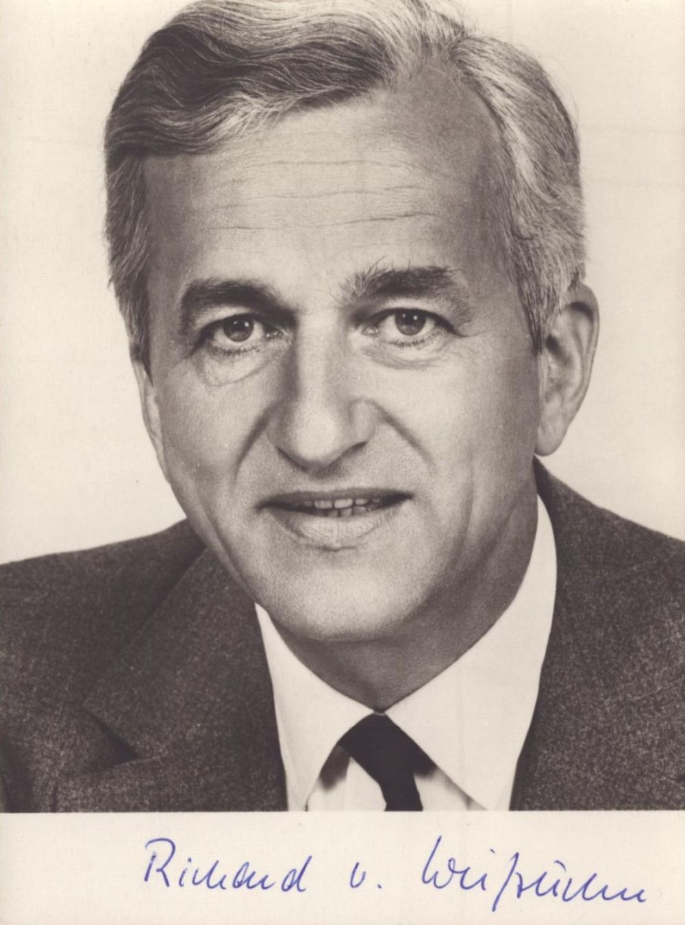Lot 126: Richard von Weizsäcker signed 6x4 inch black and...
