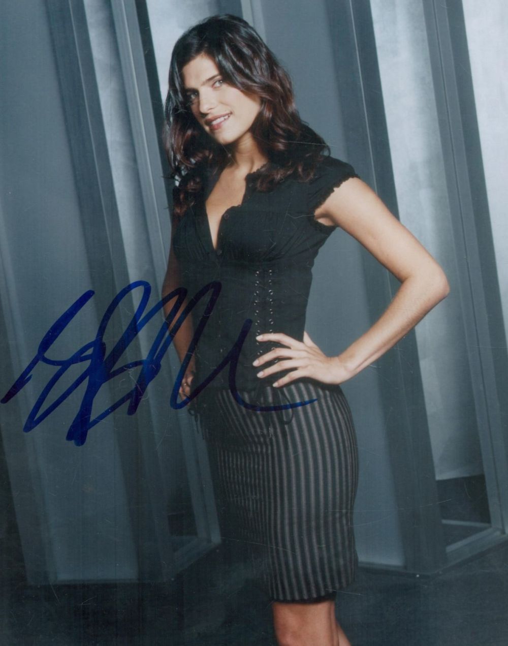 Lot 237: Lake Bell signed 10x8 inch colour photo. Good...