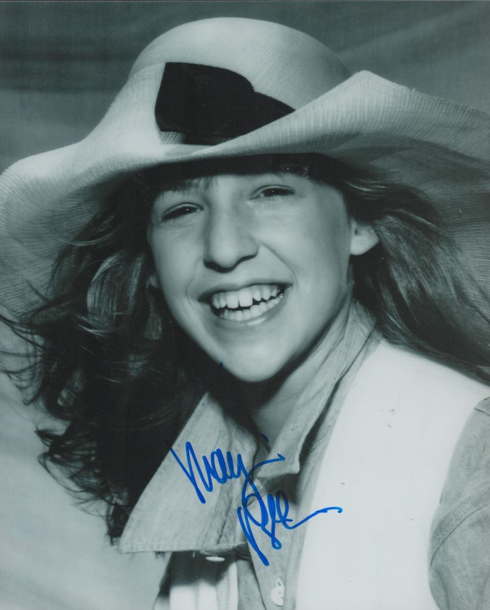 Lot 175: Mayim Bialik signed 10x8 inch black and white...