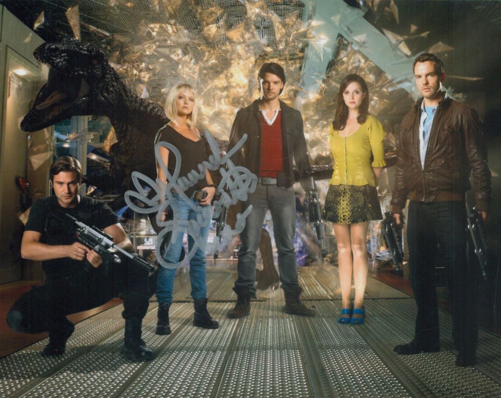 Lot 609: Hannah Spearritt signed 10x8 inch colour photo. Good...