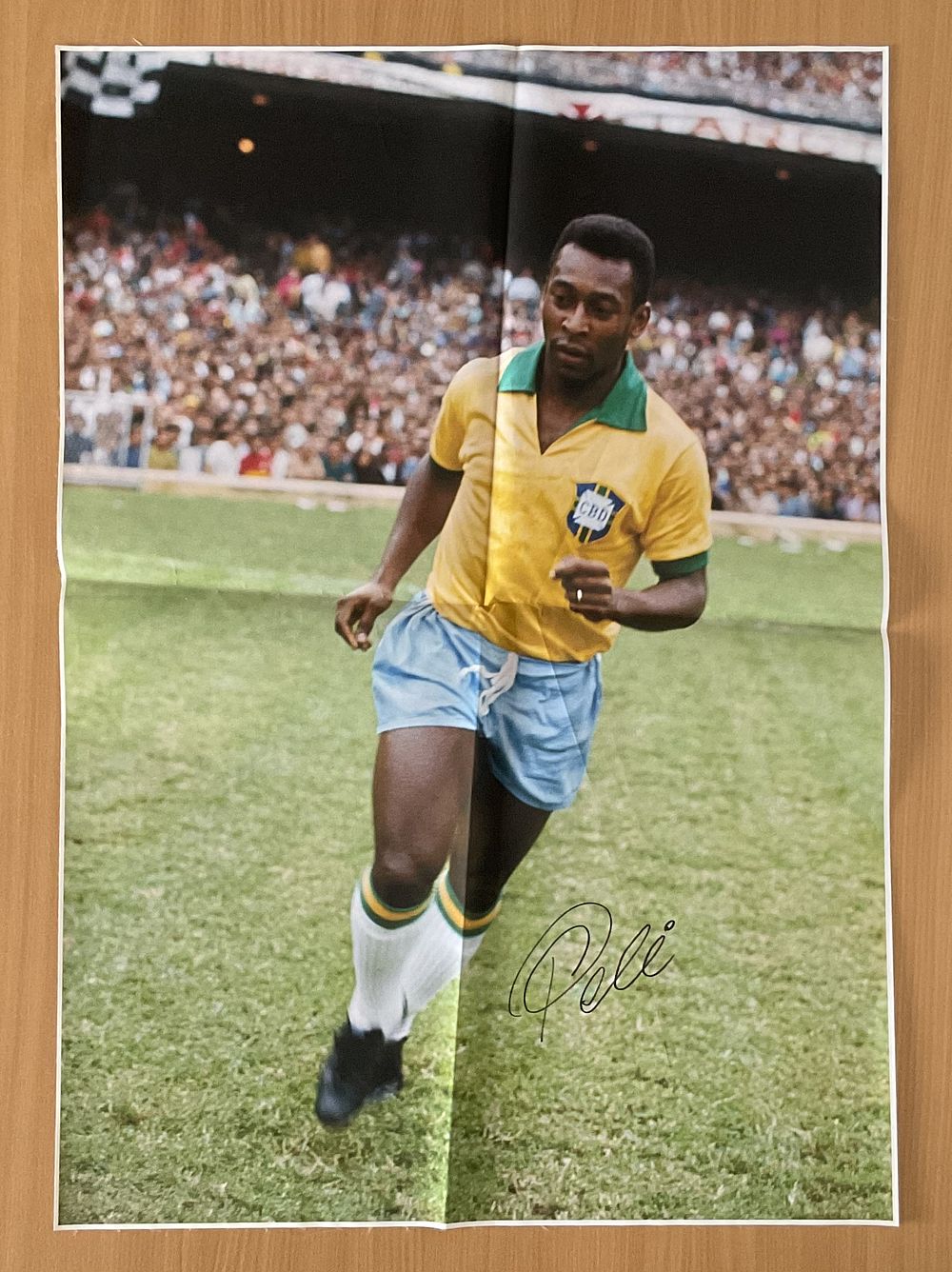 Lot 627: Pelé signed 34x24 inch colour canvas pictured early...