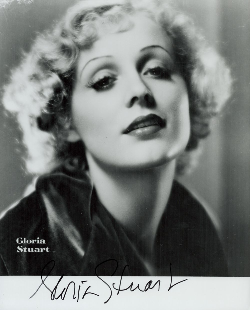 Lot 162: Gloria Stuart signed 10x8 inch black and white...