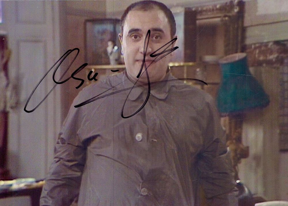 Lot 218: Alexei Sayle signed 7x5inch colour photo. Good condition....